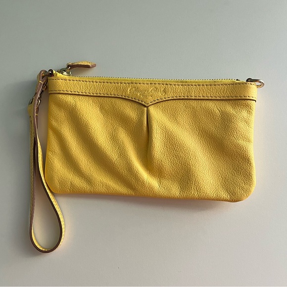 Dooney & Bourke Handbags - 🌸Dooney & Bourke Pale Yellow Pebbled Leather Wristlet